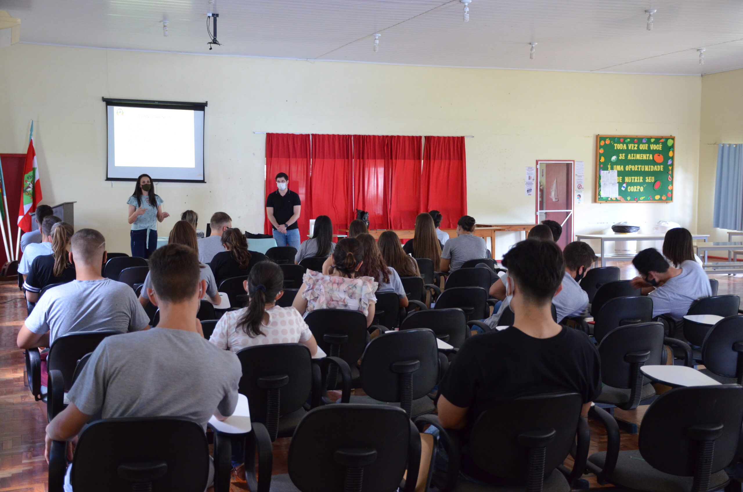 As palestras foram realizadas com alunos do ensino fundamental e médio.