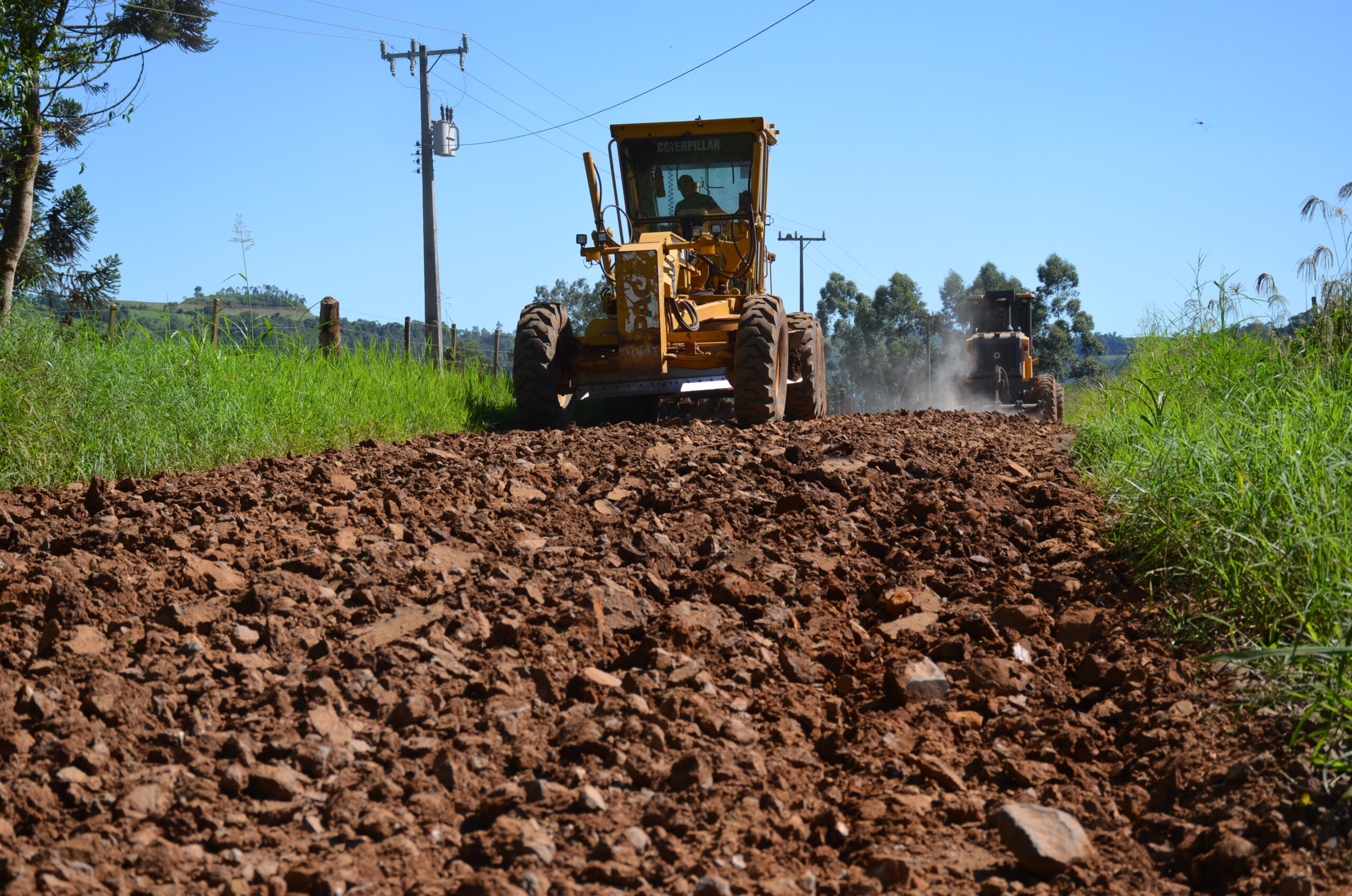 O trabalho garante a durabilidade e qualidade das estradas rurais do município.